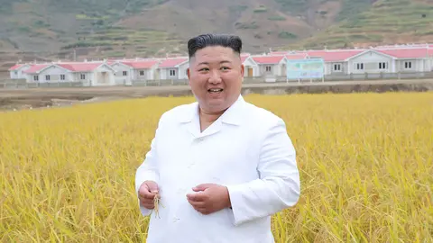 01 October 2020, North Korea, Kimhwa: North Korean leader Kim Jong-un visits a reconstruction site in the central border county of Kimhwa. Photo: KCNA.