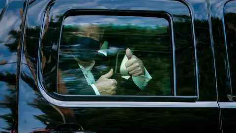 HANDOUT - 04 October 2020, US, Bethesda: US President Donald Trump greets supporters during a drive by outside of Walter Reed National Military Medical Center, where he is being treated from coronavirus. Photo: Tia Dufour/White House /dpa.