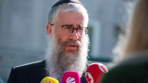 05 October 2020, Hamburg: Shlomo Bistritzky, state rabbi of Hamburg speaks during a media interview a day after a suspect attacked a 26-year-old Jewish student with a shovel outside a synagogue. Photo: Jonas Walzberg/dpa.