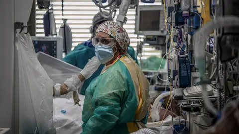 FILED - 08 October 2020, Spain, Madrid: Medics attend to a patient suffering from coronavirus (COVID-19) complications at the intensive care unit of the Ramon and Cajal University Hospital during the ongoing second wave of the coronavirus pandemic. Photo: Eduardo Parra/dpa.