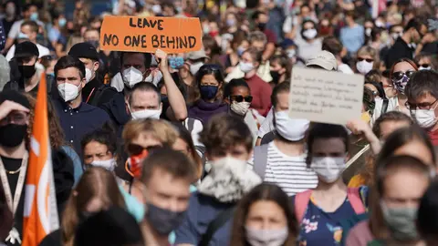 20 September 2020, Berlin: People march with placards during a demonstration held in favour of relocating asylum seekers to Germany from shelters on the Greek islands. Photo: Jörg Carstensen/dpa.