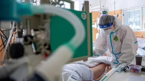 20 October 2020, Czech Republic, Nachod: A medic attends to a patient suffering from complications due to COVID-19, at the coronavirus ward of the Nachod Hospital. Photo: David Taneèek/dpa.