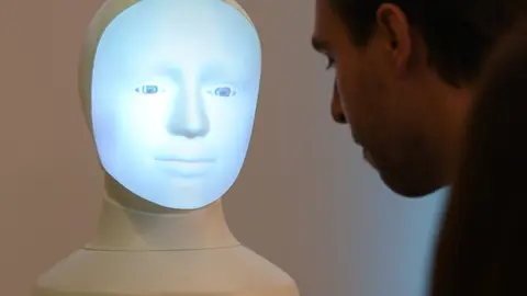 FILED - Patrick Schanowski, research assistant, communicates during a press conference at the TU Darmstadt with robot "Alfie", a Moral Choice Machine, during the Center for Artificial Intelligence (AI) Presentation. Photo: Arne Dedert/dpa.