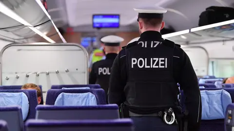 21 October 2020, Saxony, Leipzig: Policemen walk through the isle of a train heading from Munich to Hamburg to inspect the passengers&#39; adherence to obligatory protective mask wearing on public transportation. Photo: Martin Schutt/dpa.