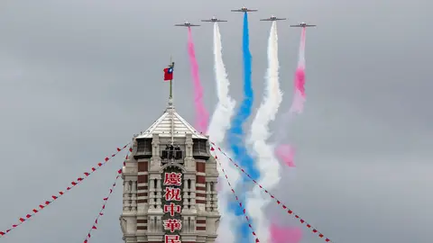 10 October 2020, Taiwan, Taipeh: Taiwanese fighter jets fly over the Presidential Office building during celebrations of the National Day of the Republic of China (ROC). Photo: Brennan O'connor/dpa.