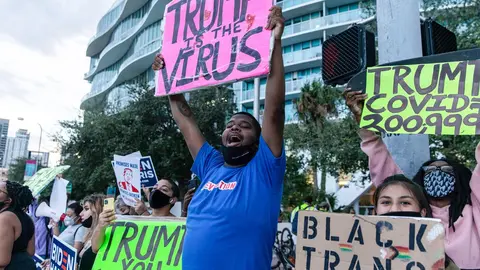 15 October 2020, US, Miami: Anti Trump activists and Joe Biden supporters take part in a protest on Biscayne Boulevard near Perez Art Museum Miami where President Trump held a town hall meeting with NBC News instead of the cancelled Presidential Debate. Photo: Adam Delgiudice/dpa.