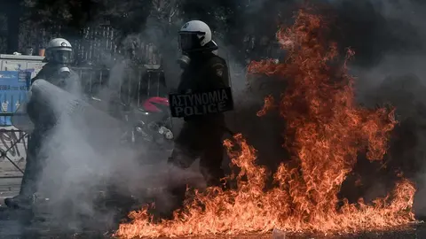07 October 2020, Greece, Athens: Protesters clash with policemen during a protest after the Greek Court of Apeal found members of the right-wing extremist party Golden Dawn guilty on charges of killing an anti-fascist rapper in 2013. Photo: -/Eurokinissi/dpa.