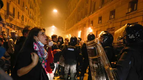 23 October 2020, Italy, Naples: People clash with police forces during a protest against a curfew and a planned lockdown for the Campania region amid the spread of the coronavirus pandemic. Photo: Fabio Sasso/dpa.