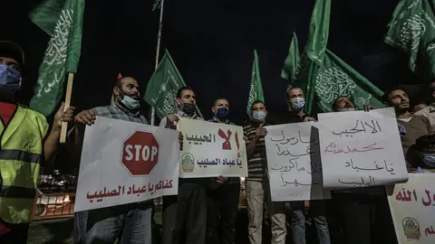 24 October 2020, Palestinian Territories, Rafah: Palestinians take part in a protest against the insulting graffiti of the Islamic prophet Muhammad which was published in a French caricature magazine that has recently spread widely among the French. Photo: Mohammed Talatene/dpa.