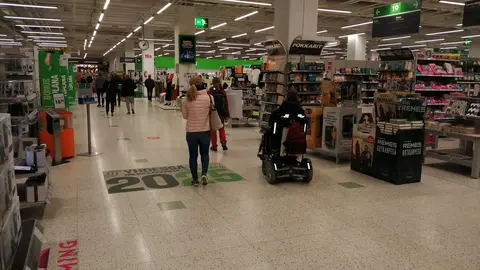 Consumers in a Prisma store in Vantaa. Photo: Foreigner.fi