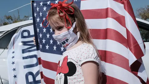 27 October 2020, Israel, Tel Aviv: A girl hold a US flag during a rally from Tel Aviv to the US embassy in Jerusalem, in support of US President Donald Trump re-election. Photo: Nir Alon/dpa.