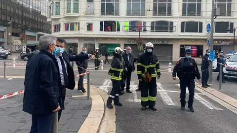 29 October 2020, France, Nice: Mayor of Nice Christian Estrosi (2nd L) arrives at the scene of a knife attack in Nice. At least two people were killed and several others injured in a knife attack at a church and the suspected assailant was detained shortly afterwards. Photo: -/Christian Estrosi Twitter via PA Media/dpa