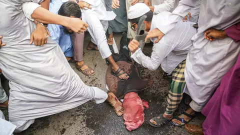 28 October 2020, Bangladesh, Dhaka: Protesters hit an effigy depecting French President Emmanuel Macron during a protest calling for the boycott of French products and denouncing French President Emmanuel Macron's comments on Islam's prophet Muhammad cartoons. Photo: Zabed Hasnain Chowdhury/dpa.