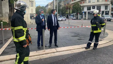 29 October 2020, France, Nice: Mayor of Nice Christian Estrosi (2nd R) arrives at the scene of a knife attack in Nice. At least two people were killed and several others injured in a knife attack at a church and the suspected assailant was detained shortly afterwards. Photo: Twitter/Christian Estrosi.