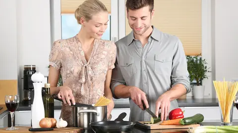 kitchen-man-woman-cook-spaghetty-pasta-vegetables