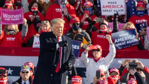 30 October 2020, US, Green Bay: US President Donald Trump speaks to the crowd during a campaign rally at the Austin Straubel Airport in Green Bay. Photo: Daniel Deslover/dpa.