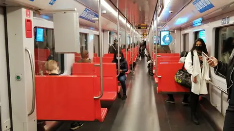 Helsinki subway commuters wearing face masks. Photo: Foreigner.fi