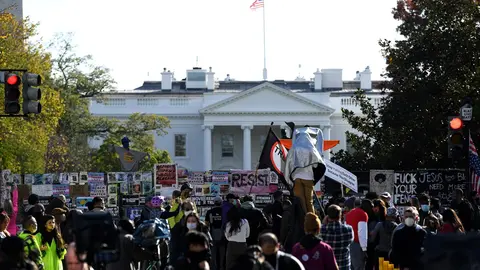 03 November 2020, US, Washington: Anti-Trump protesters gather outside the White House during while vote is still ongoing during the US Presidential election. Photo: Essdras M. Suarez/dpa.