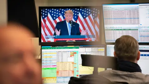04 November 2020, Hessen, Frankfurt: Traders sit in the trading room of the Frankfurt Stock Exchange in front of their monitors, which also show reports on the US presidential election. Photo: Frank Rumpenhorst/dpa.