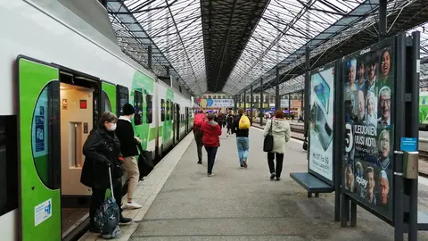Passengers wearing protective masks get off a train at Helsinki central station. Photo: Foreigner.fi.