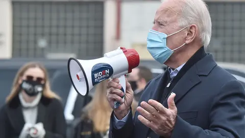 03 November 2020, US, Scranton: Former US Vice-President and Democratic presidential candidate Joe Biden uses a megaphone to speak to his supporters as part of a quick visit to the Union Hall during the US Presidential election. Photo: Aimee Dilger/dpa.