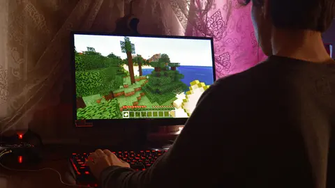 Computer-game-gamer-play-minecraft-console-by-Pexels