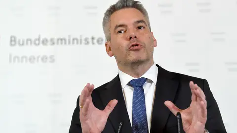 09 November 2020, Austria, Vienna: Austrian Interior Minister Karl Nehammer speaks during a press conference with the title "Today's police measures". Austrian police raided more than 60 premises linked to the Islamist Muslim Brotherhood and the Palestinian Hamas movement as part of a terrorist investigation. Photo: Roland Schlager/APA/dpa.