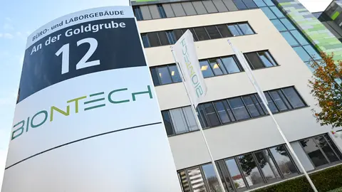 09 November 2020, Rhineland-Palatinate, Mainz: The logo of the German biotechnology company "BioNTech" is displayed on a stele in front of the company headquarters. BioNTech and US pharma giant Pfizer announced that the coronavirus vaccine candidate developed by the two firms is 90-per-cent effective in preventing coronavirus (Covid-19). Photo: Arne Dedert/dpa
