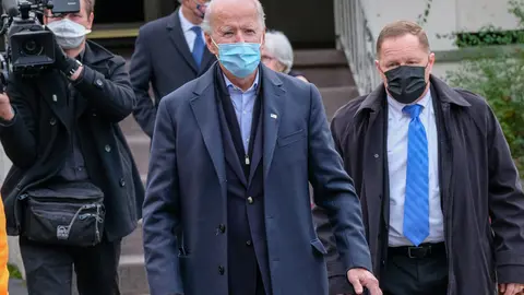 03 November 2020, US, Scranton: Former US Vice-President and Democratic presidential candidate Joe Biden (C) stops to visit his childhood on the day of the US Presidential election. Photo: Preston Ehrler/SOPA Images via ZUMA Wire/dpa.