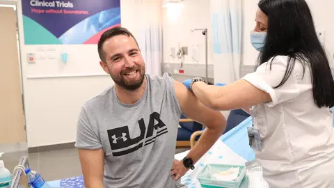 HANDOUT - 01 November 2020, Israel, Ramat Gan: An Israeli Volunteer Segev Harel (L), receives the first dose of an Israeli COVID-19 vaccine at Sheba Medical Center. Photo: -/Israeli Ministry of Defense Spokesperson’s Office/dpa - ATTENTION: editorial use only and only if the credit mentioned above is referenced in full