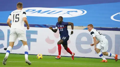 French attacker Thuram between two Finnish defenders. Photo: Twitter/@equipedefrance.