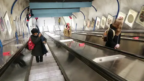 Commuters with their faces covered by masks in the Helsinki metro. Photo: Foreigner.fi.