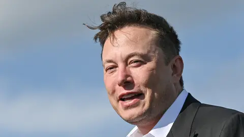 FILED - Elon Musk, Tesla-Chef, steht auf der Baustelle der Tesla Gigafactory. Musk vermutet, dass er an Covid-19 erkrankt ist - ist sich aber nach widersprüchlichen Testergebnissen unsicher. Photo: Patrick Pleul/dpa.