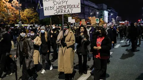 30 October 2020, Poland, Warsaw: Protesters march during a protest against a court ruling that tightens the abortion law in Poland. Photo: Grzegorz Banaszak/ZUMA Wire/dpa