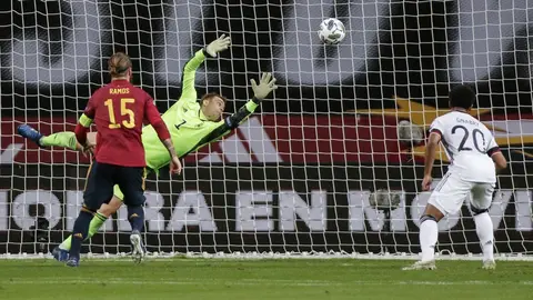 17 November 2020, Spain, Seville: Germany goalkeeper Manuel Neuer (C) fails to save a goal from Spain's Alvaro Morata (not pictured) who scores his side's first goal during the UEFA Nations League Group D soccer match between Germany and Spain at La Cartuja Stadium. Photo: Daniel Gonzales Acuna/dpa - IMPORTANT NOTICE: DFL and DFB regulations prohibit any use of photographs as image sequences and/or quasi-video.