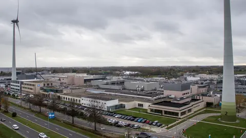 17 November 2020, Belgium, Puurs: An aerial view of the production site of Pfizer pharmaceutical company. Pfizer and its German partner BioNTech have made further gains with their promising Covid-19 vaccine, announcing on Wednesday that the drug is 95-per-cent effective and passed a key safety milestone. Photo: Dirk Waem/BELGA/dpa.
