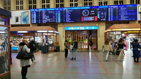 Travelers in the lobby of the Helsinki main train station. Photo: Foreigner.fi.