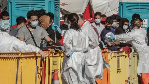 18 November 2020, Spain, Gran Canaria: Migrants queue at the Arguineguin Quay in Gran Canaria where more than 2,300 migrants remain crowded on the dock after spending the night in the camp that was set up last August in the port area. Photo: -/EUROPA PRESS/dpa.