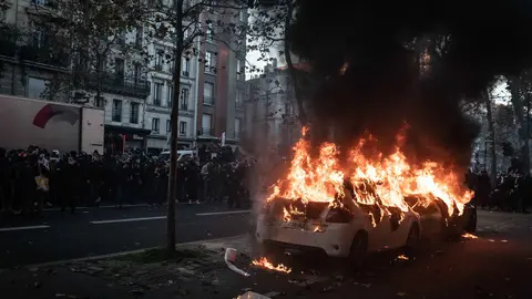 28 November 2020, France, Paris: A car burns during a protest against police brutality and the controversial Global Security bill that will restrict video recordings of police operations. Photo: Chris Huby/Le Pictorium Agency via ZUMA/dpa.