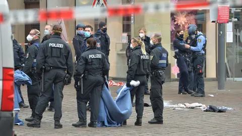 01 December 2020, Rhineland-Palatinate, Trier: Policemen operate at the scene where two people have died after a car hit several people in a pedestrianized area. The driver has been detained and the car was seized. Photo: Harald Tittel/dpa