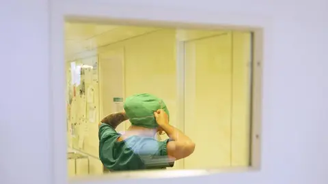 A hospital staff member puts on protective equipment. Photo: HUS.