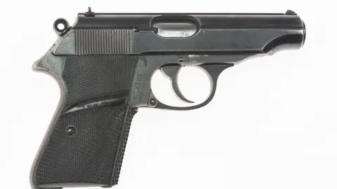 HANDOUT - Auctions handout photo of the semi-automatic Walther PP pistol used by the late Sir Sean Connery in the first James Bond film, which went under the hammer at a Hollywood auction house for 256,000 dollars on December 3, 2020. Photo: Juliens Auktionen/PA Media/dpa - ATTENTION: editorial use only in connection with the latest coverage and only if the credit mentioned above is referenced in full