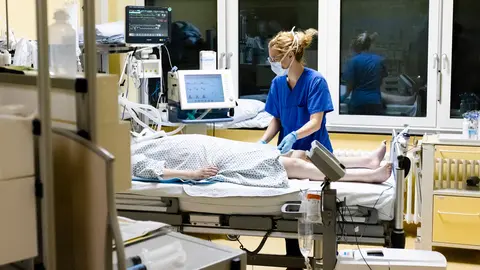 03 December 2020, Schleswig-Holstein, Kiel: Melina Luetje, a nurse at the intensive care unit of the University Medical Center Schleswig-Holstein, attends to a patient suffering from coronavirus-related complications. Photo: Frank Molter/dpa