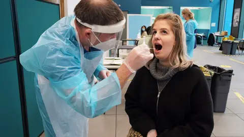 30 November 2020, England, Newcastle: Student Amy Hariot Ingle (R), 22, from Newcastle University, is being shown how to administer a Covid-19 test so she can self-test, by David Black an occupational heath specialist, as part of a coronavirus mass testing across the UK, which starts Tuesday. Photo: Owen Humphreys/PA Wire/dpa
