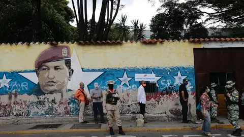 06 December 2020, Venezuela, Caracas: A queue of voters waits in front of a polling station during the 2020 Venezuelan parliamentary election. Most opposition parties as well as interim president Guaido expect electoral fraud and have therefore called for a boycott. Photo: Rafael Hernandez/dpa