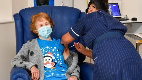 08 December 2020, England, Coventry: Margaret Keenan, receives the Pfizer/BioNtech covid-19 vaccine at University Hospital, to be the first patient in the UK to receive the vaccine at the start of the largest ever immunisation programme in the UK's history. Photo: Jacob King/PA Wire/dpa