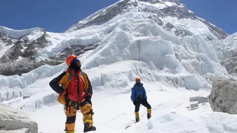 FILED - Khim Lal Gautam (left) checks out the peak of Mount Everest during an ascent in 2019. The newly measured height of Mount Everest is 8,848.86 metres, Chinese Foreign Minister Wang Yi revealed on Tuesday, in a joint announcement with Nepal. Photo: Tshiring Jangbu Sherp/privat/dpa - ATTENTION: editorial use only in connection with the latest coverage and only if the credit mentioned above is referenced in full