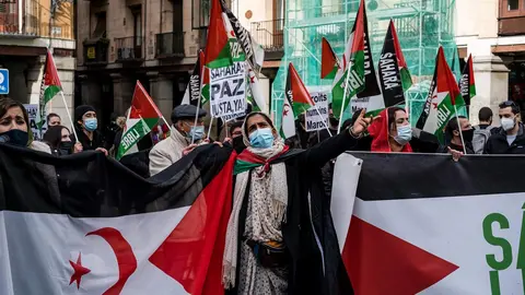 10 December 2020, Spain, Madrid: A protester holds the Sahrawi flag during a demonstration in front of the Spanish Ministry of Foreign Affairs, in support of Sahrawi people and for the self-determination of Western Saharan. Photo: Diego Radames/SOPA Images via ZUMA Wire/dpa