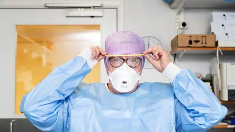 A Finnish healthcare worker protects herself against the coronavirus. Photo: HUS.