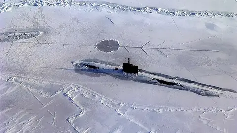A submarine emerging in the Arctic region. Photo: Pixabay.